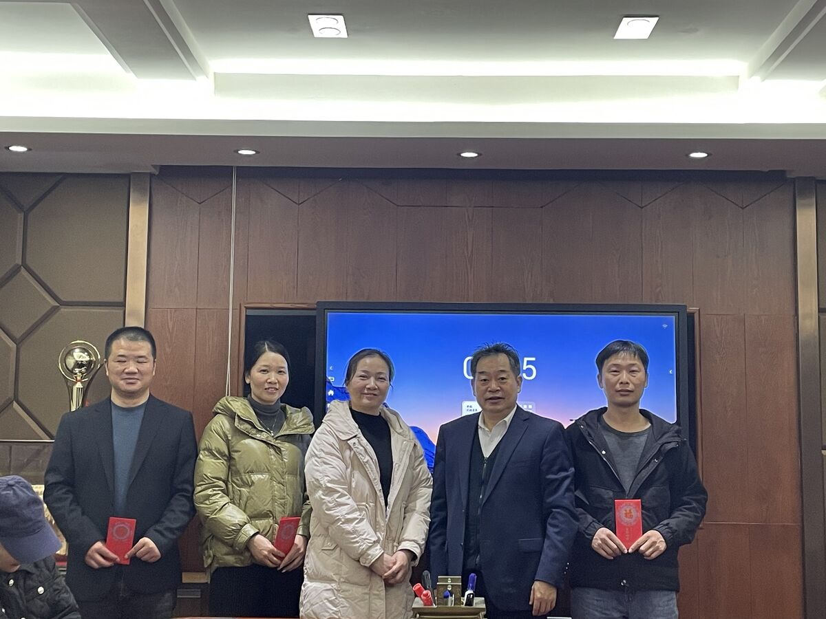新年开工的第一天他们收到了来自公司的祝福